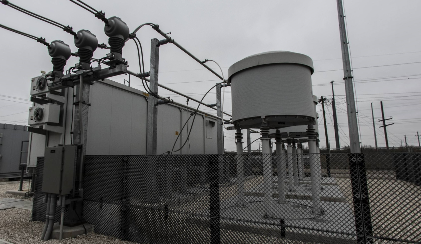 Instalasi STATCOM lengkap di gardu induk dengan kapasitor dan reaktor