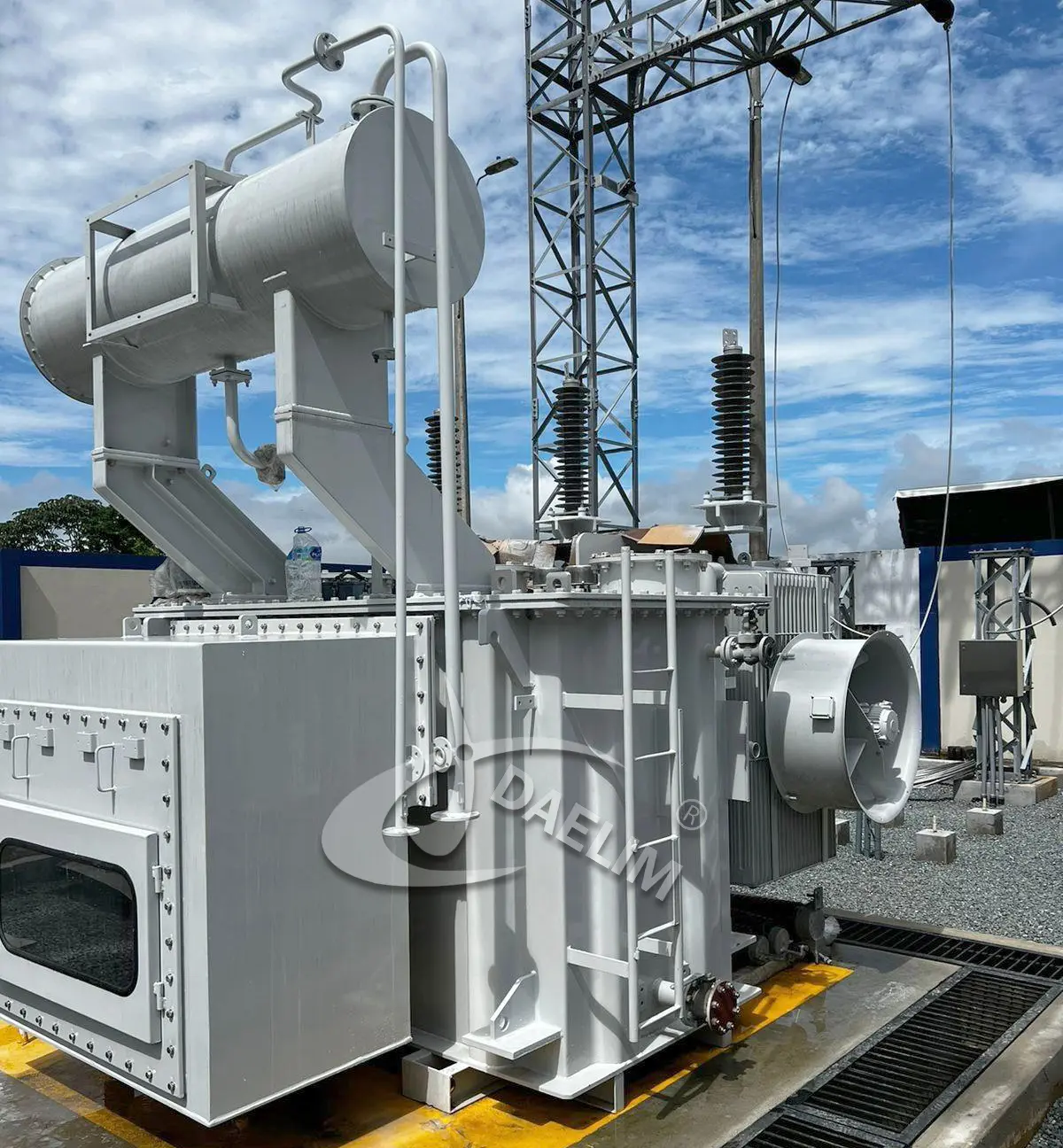 Close-up terminal dan bushing transformator servis stasiun dengan isolator keramik.