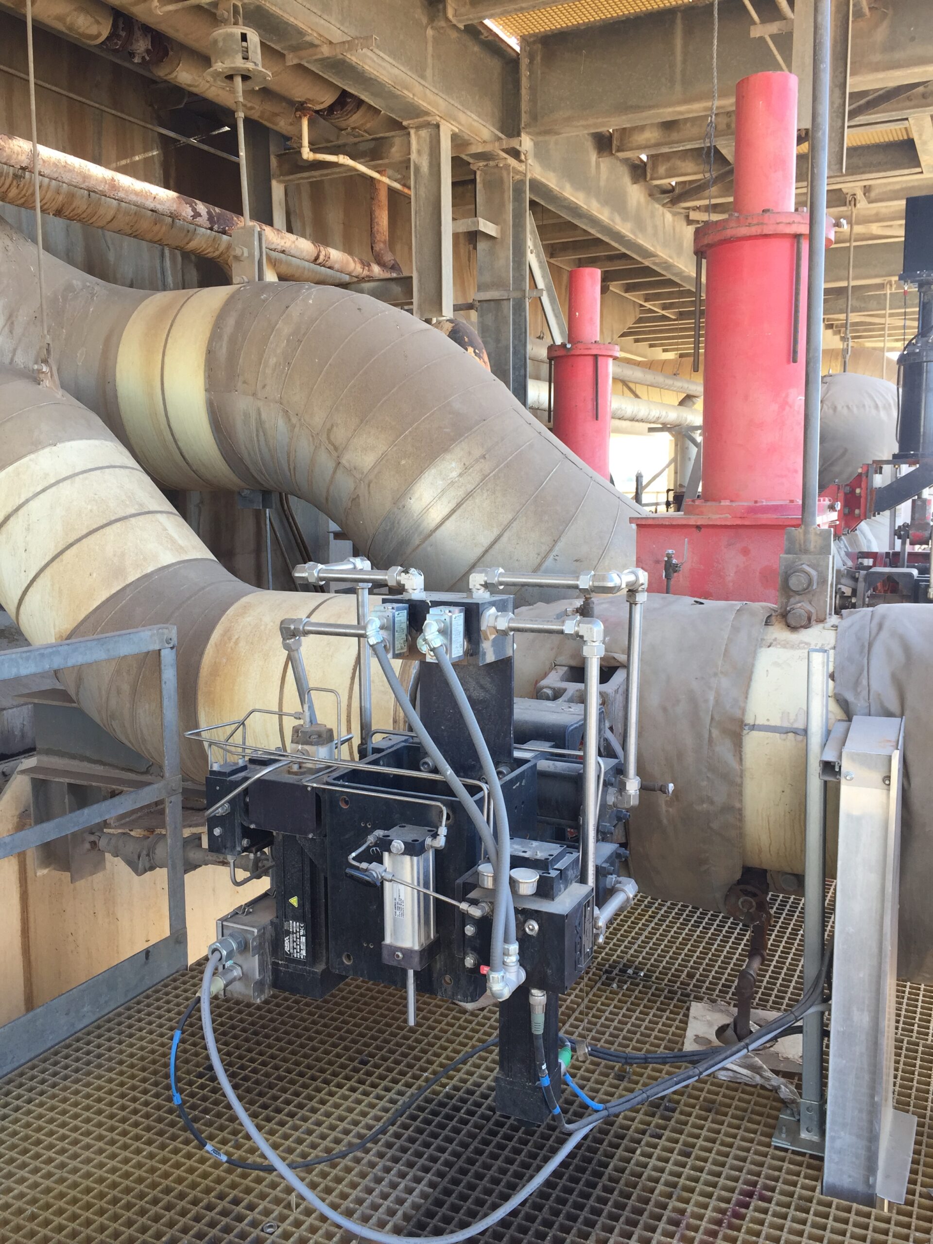 Pemandangan luas ruang turbin dengan sistem governor terpasang pada unit besar