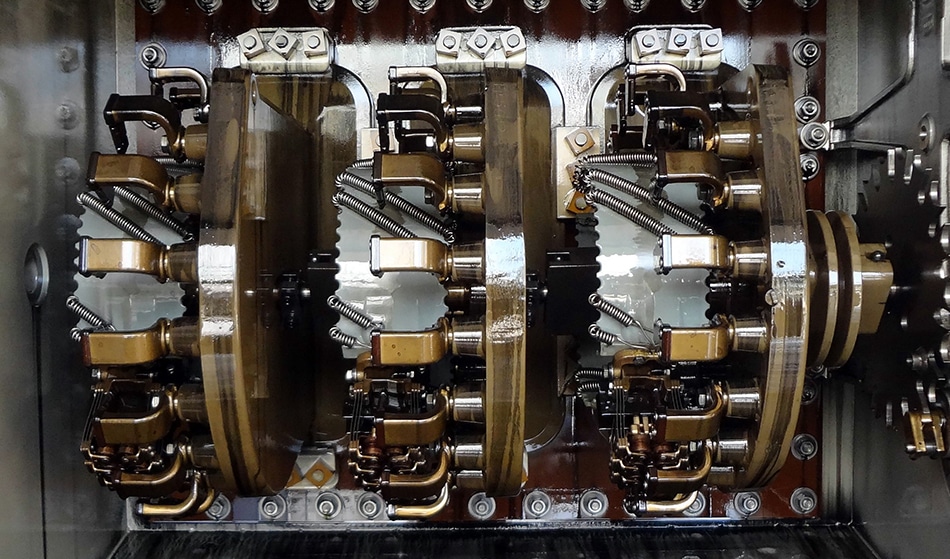 Close-up switch diverter tap changer pada trafo daya, memperlihatkan kontak dan mekanisme.