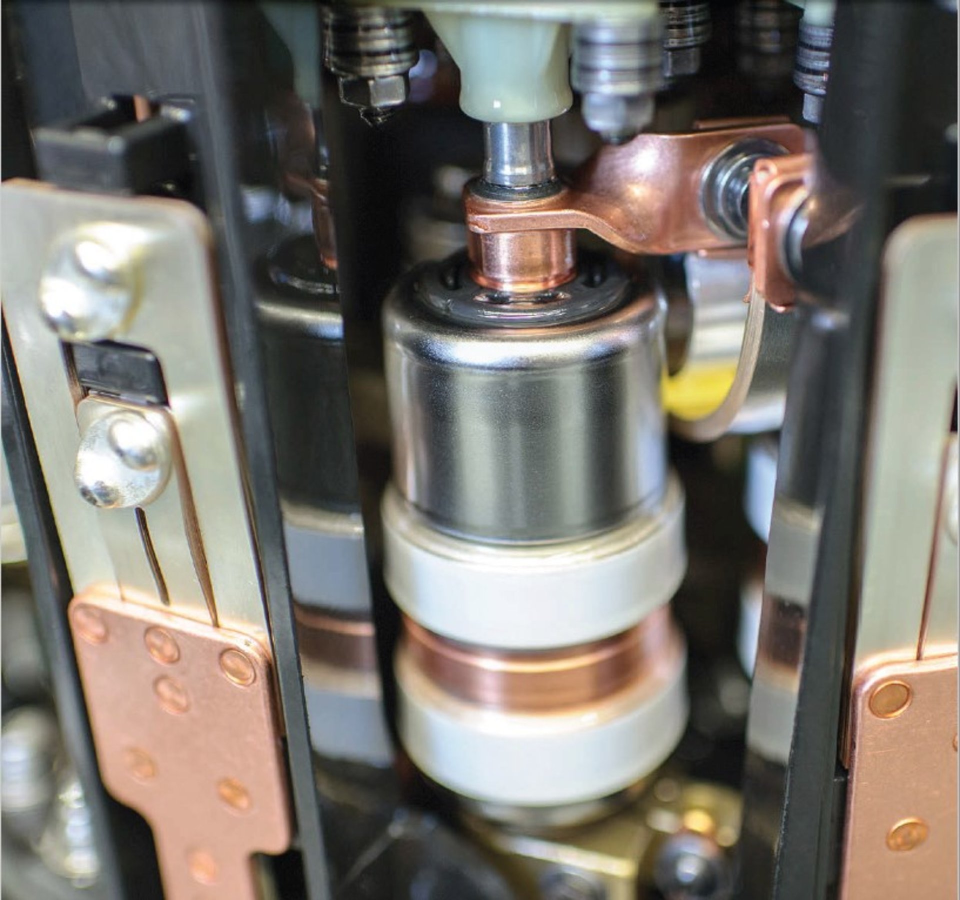 Diverter switch dalam posisi terbuka, isolasi terlihat jelas, latar belakang kabinet trafo.