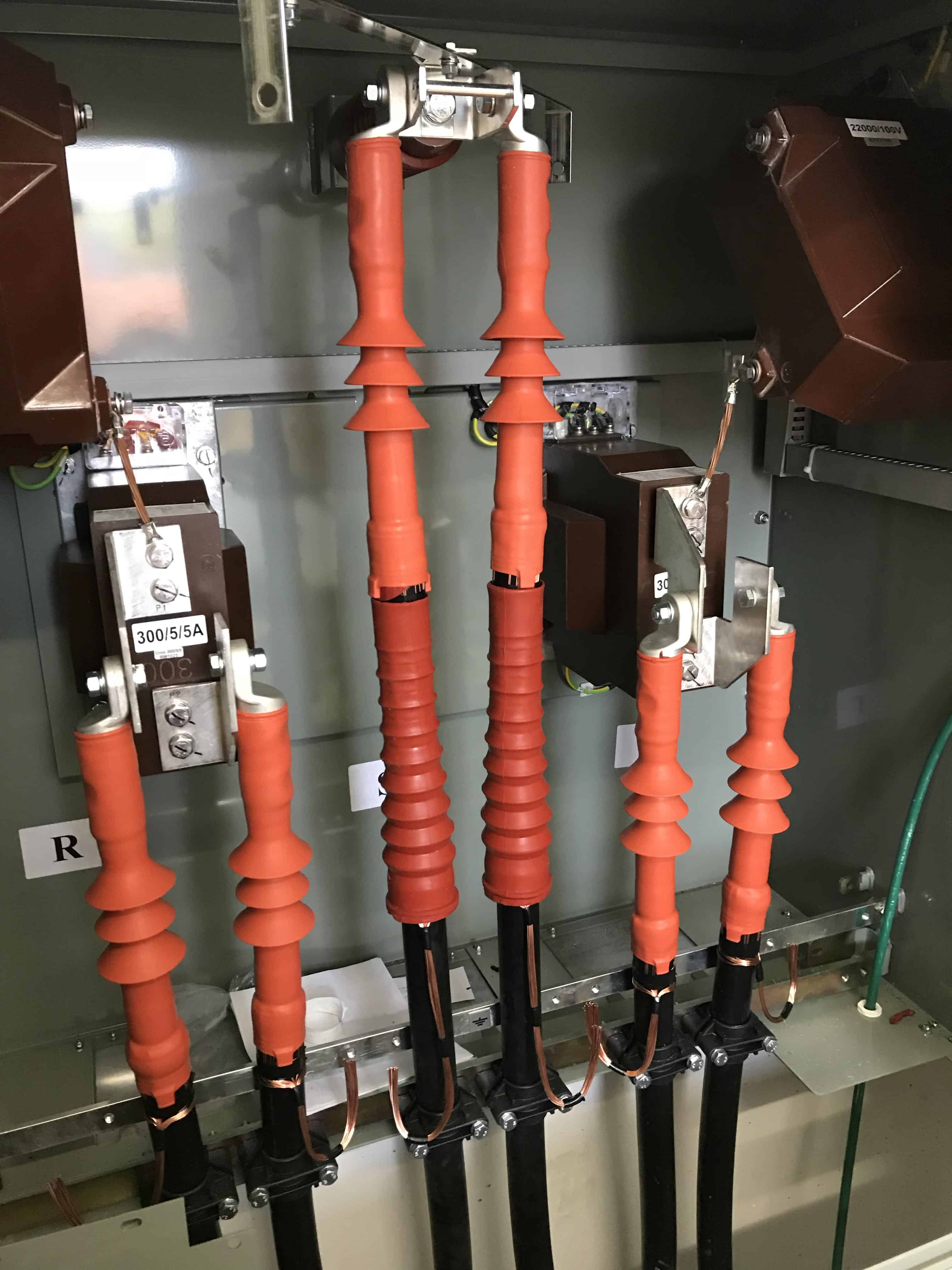 Close-up sambungan termination kabel tegangan tinggi di gardu induk