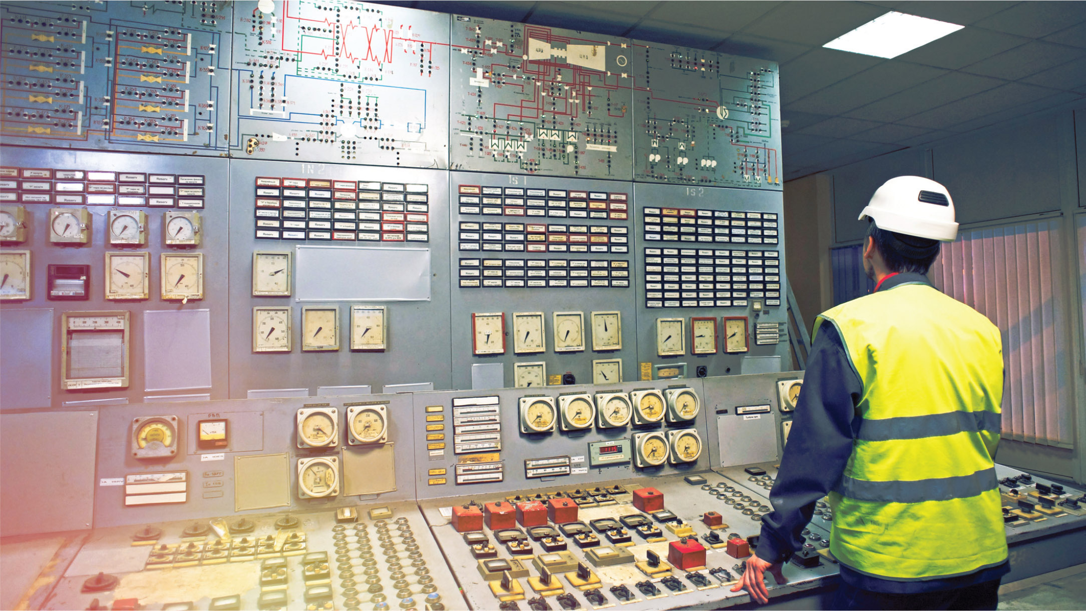 Close-up relay proteksi under frequency di panel kontrol gardu induk