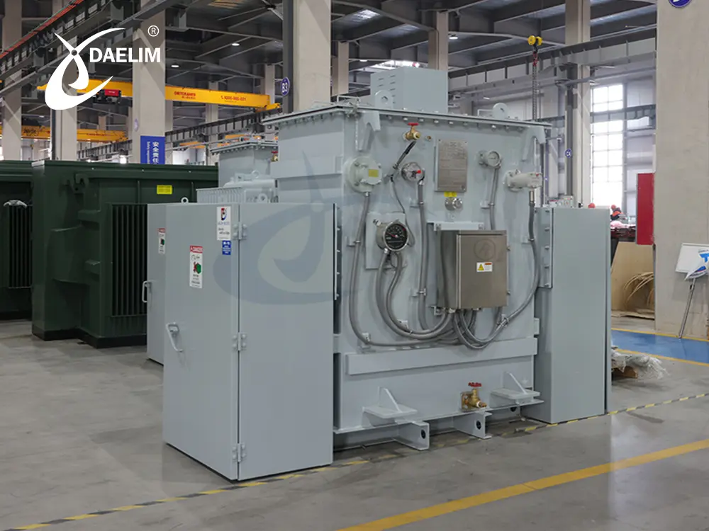 Close-up nameplate dan terminal UAT bertegangan menengah di gardu induk.